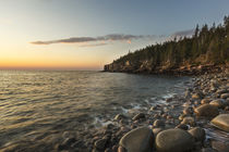 Dawn in Monument Cove in Maine's Acadia National Park. von Danita Delimont