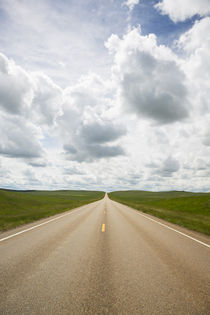 USA, Montana, Garfield County, Highway 200 with storm clouds. von Danita Delimont