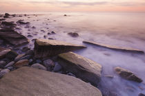 Pre-dawn light and waves wash over the rocks at Rye Harbor S... von Danita Delimont