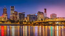 Twilight over the Willamette River and Portland, Oregon, USA. von Danita Delimont