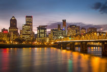 Twilight over Portland along the banks of the Willamette Riv... von Danita Delimont