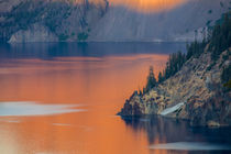 Sunset colors the waters at Crater Lake National Park, Oregon, USA von Danita Delimont