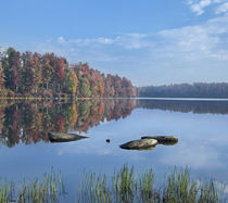 Lake Jean in autumn, Ricketts Glen State Park, Pennsylvania, USA von Danita Delimont
