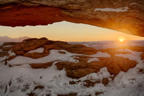 USA, Utah, Sunrise at Mesa Arch, Canyonlands National Park von Danita Delimont