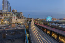 Looking down onto Alaskan Way traffic at dusk in Seattle, Wa... von Danita Delimont