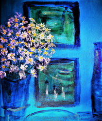 Weiße Blumen in blauem Zimmer von Andrea Lorenz