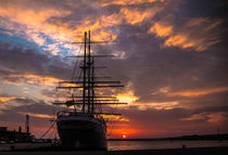 Sonnenaufgang am Hafen GorchFock von Tino Schmidt