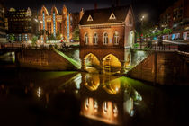 Fleetschlösschen Hamburg Speicherstadt bei Nacht by Britta Hilpert