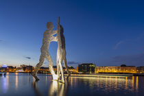 Molecule Man Skulpturen Spree, Berlin  by travelstock44