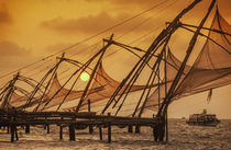 Fischernetze in Kochin bei Sonnenuntergang, Kerala, Indien von travelstock44