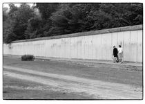 Spaziergang an der Berliner Mauer, Kreuzberg 1991 by Dieter E. Hoppe