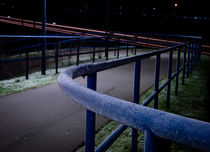 Raureif am Geländer in der Nacht von Manuel Wiemann