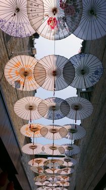 'san xia ... Under the Umbrellas' von Juergen Seidt