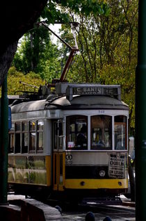 Straßenbahn in Lissabon by Iris Heuer