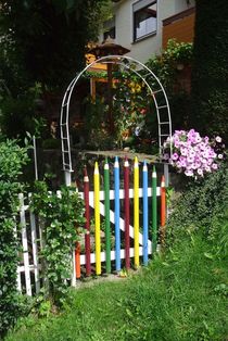 Bunte Garten-Tür von Angelika Keller