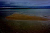 kleine Sandbank in einer glitzernden und farbenfrohen Ostsee by mindfullycreatedvibrations