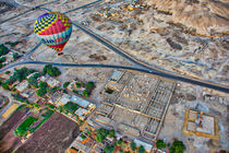 Hot Air Balloon at Sunrise in over Ruins in Luxor Egypt von Andy Doyle