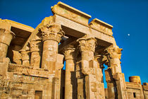 Temple of Kom Ombo with Moon von Andy Doyle