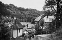 Bauernhaus und Kapelle. Schwarzwald. Farmhouse and chapel. Black Forest.  by fischbeck