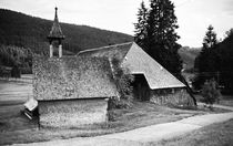 Bauernhaus und Kapelle. Schwarzwald. Farmhouse and chapel. Black Forest.  von fischbeck