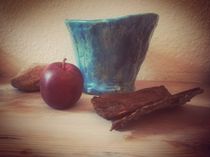 Roter Apfel vor blauer Vase von Ton by Maria Wald