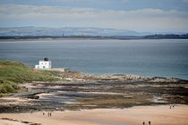 Bamburgh Lighthouse and Beach. von Colin Metcalf