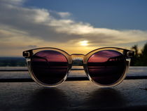 Sonnenbrille im Sonnenuntergang  von farbfotografie