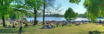 Panorama von jungen Menschen im Sommer am Aasee auf der Aaseewiese by Christian Kubisch