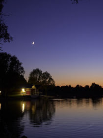 Sonnenuntergang am See mit Bootshaus im Mondschein von Christian Mueller