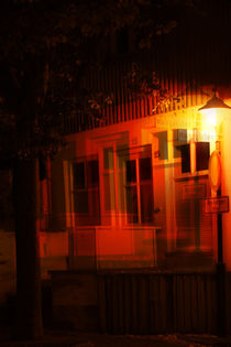 Nachts an einer Hausecke  by Bastian  Kienitz