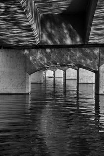 Under the Bridge von Elisabeth  Lucas