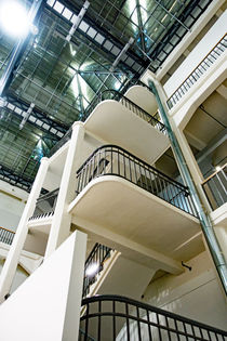 Treppenhaus in einem Lichthof des ZKM Karlsruhe von Hartmut Binder