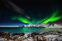 Aurora explotion. Raging Aurora with an amazing light show performance above Mt. Himmeltindene von Stein Liland