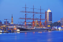 Hamburg - Museumsschiff Rickmer Rickmers und Kehrwiederspitze am Abend von Olaf Schulz