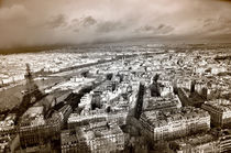 Paris Altstadt von Eiffelturm aus gesehen, kurz vor dem Unwetter im Winter by ivica-troskot