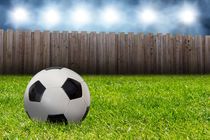 Fußball liegt auf dem Rasen by ollipic