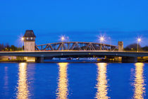 Die Elsenbrücke zur Blauen Stunde by Bea Böhm