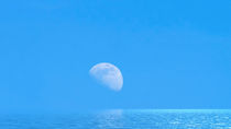 Moon over the blue wide sea with reflections von fraenks