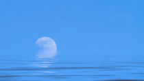Mond über dem blauen weiten Meer by fraenks