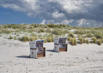 Zwei Strandkörbe am Strand von koroland