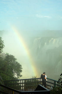 Kuss vorm Regenbogen bei den Wasserfällen von Iguazu von Sabine Radtke