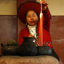 Traditionelles Färben von Alpakawolle in Chinchero von Sabine Radtke