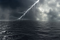 Ein Blitz schlägt über dem Meer ein von fraenks