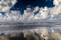 Wolkenspiegelung am Strand von Stephan Zaun