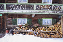 Altes Bauernhaus im Winter mit Stapel Holz by Werner Meidinger