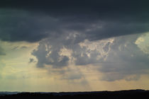 Dunkle Gewitterwolken über Waldgebiet von Werner Meidinger