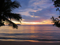 Wunderschöner Sonnenuntergang auf der Trauminsel Koh Chang in Thailand von Mellieha Zacharias