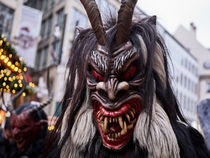 Schwarzer Krampus mit langen Hörnern von Christian Mueller