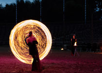 Feuerkünstler mit perfekten Feuerring by Christian Mueller