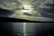 Dramatic sky over a lake - duotone von Intensivelight Panorama-Edition